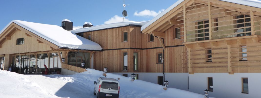 Viele Unterkünfte in Obertilliach, wie hier das Almfamily-Hotel, befinden sich direkt an der Piste - Ski in - Ski out.