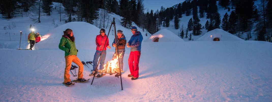 Aufwärmen kann man sich vor dem Übernachten im Iglu am Speikboden unter anderem am Feuer, in einer Sauna und in einem beheizten Pool.