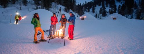 Aufwärmen kann man sich vor dem Übernachten im Iglu am Speikboden unter anderem am Feuer, in einer Sauna und in einem beheizten Pool.