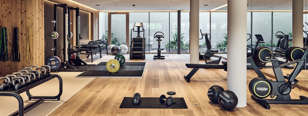 Der Fitness-Raum ist mit hochwertigen Geräten ausgestattet.