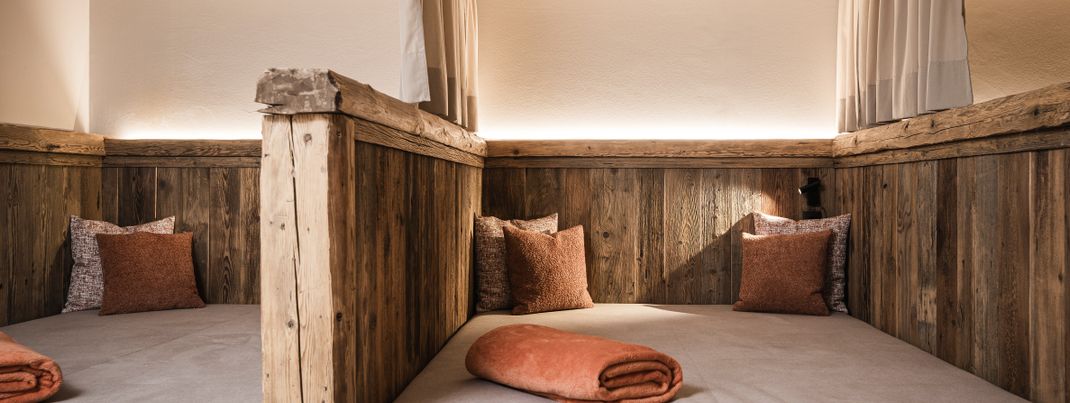 Natürliche Materialien, sanftes Licht und viel Ruhe: In den gemütlichen Rückzugsnischen des Acquapura SPA lässt sich pure Entspannung genießen.