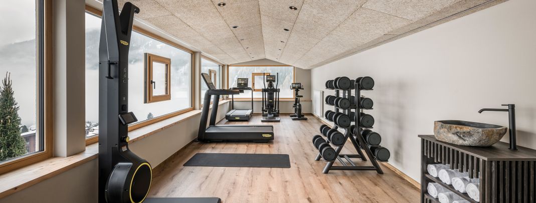 Aktiv mit Aussicht – das neue Fitnessstudio des Falkensteinerhofs bietet modernste Geräte und Panoramablick auf die Südtiroler Bergwelt.