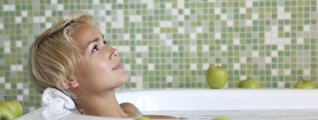 Ein Apfel-Aroma-Bad in der Therme Meran hilft nach einem langen Skitag ausgiebig zu entspannen.
