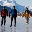 Bei dieser beeindruckenden Bergkulisse macht Eislaufen gleich noch mehr Spaß!