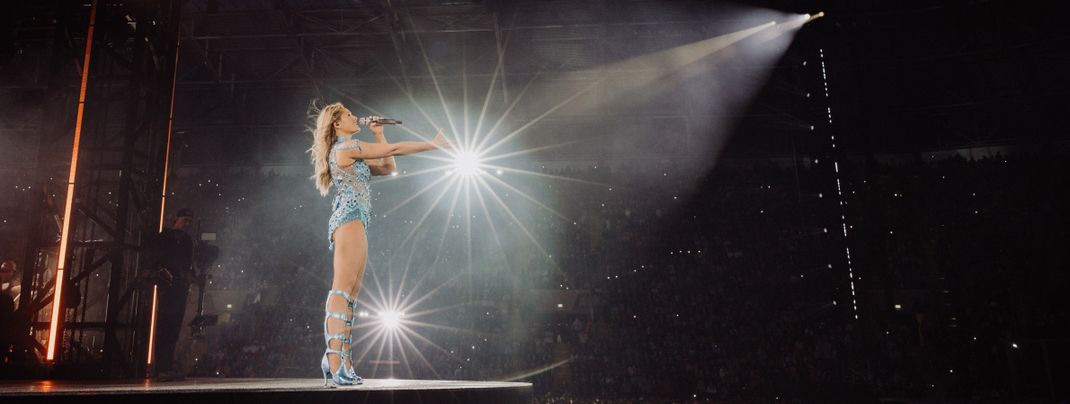On Friday, December 11, Helene Fischer will bring an intimate, up-close show to Schladming without the elaborate staging of her stadium tour.