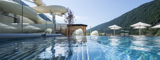 Außenbecken und Riesenröhrenwasserrutsche