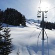 Ein Sessellift bringt die Wintersportler hoch auf den Berg.