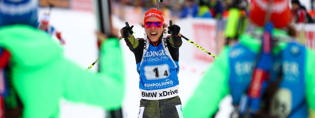 Jubel im Zielbereich direkt vor der Tribüne.