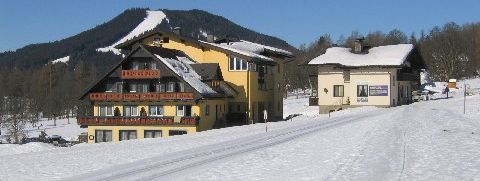 Knollhof mit Loipen und Winterwanderweg