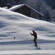 Die Loipe führt an traditionellen Häusern im Schweizer Ort Champéry vorbei.