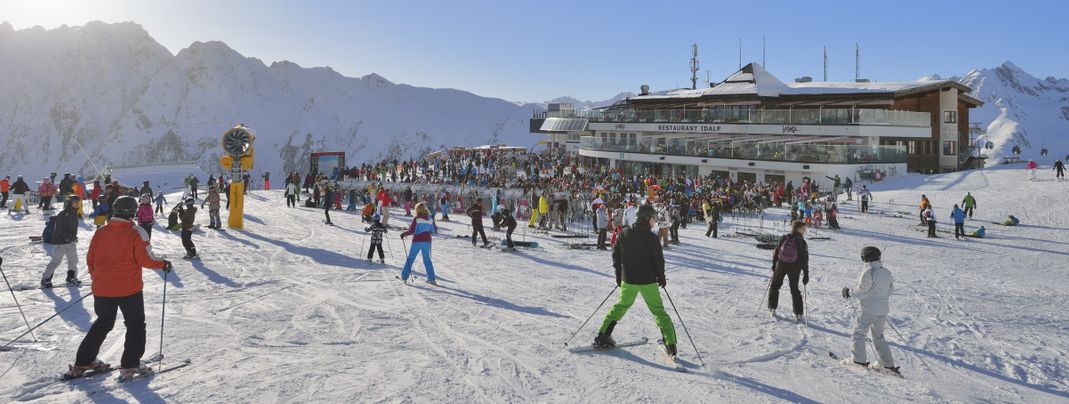 Sonnenschein, tolle Pisten und spektakuläre Veranstaltungen erwarten Wintersportler in Ischgl.