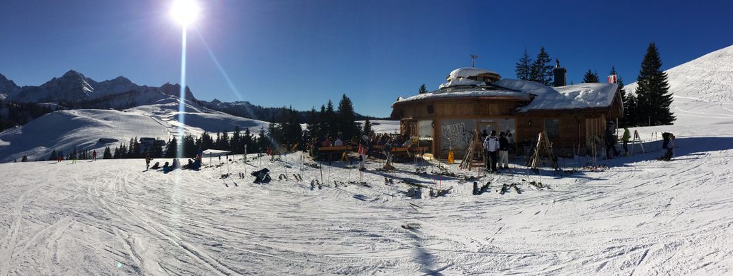 Die Kuh Bar bietet drinnen wie draußen herrliches Après Ski