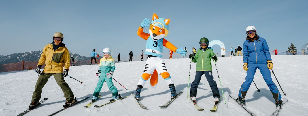 Maskottchen Ixi begleitet und motiviert die Kinder bei ihren Skitagen.