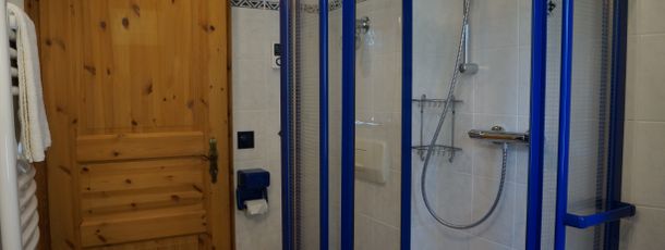 Helles Bad mit Dusche