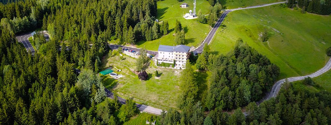 drone vue cote montagne