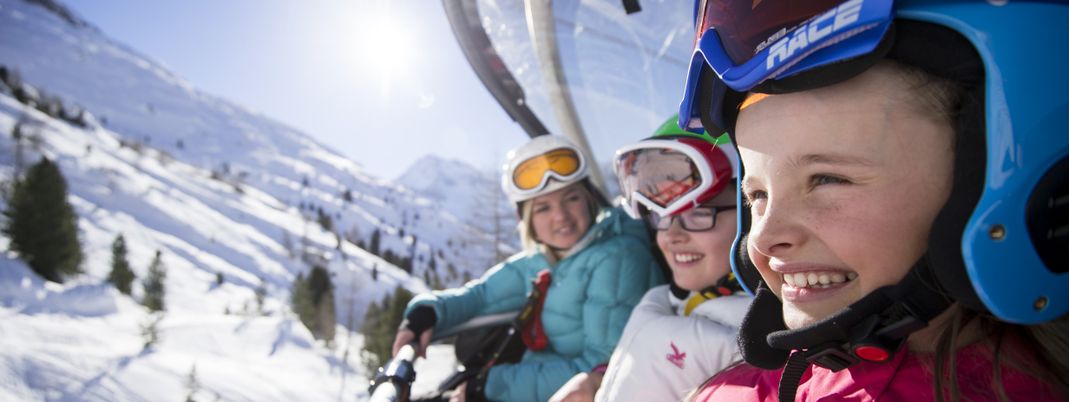 Kinder bis acht Jahren fahren im Skigebiet Pfelders kostenlos mit den Bergbahnen.