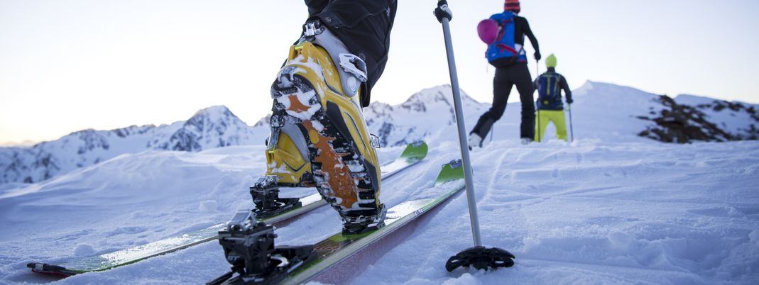 Im Rahmen einer Skitour kann man mit einem Bergführer zum Fundort von Ötzi laufen.