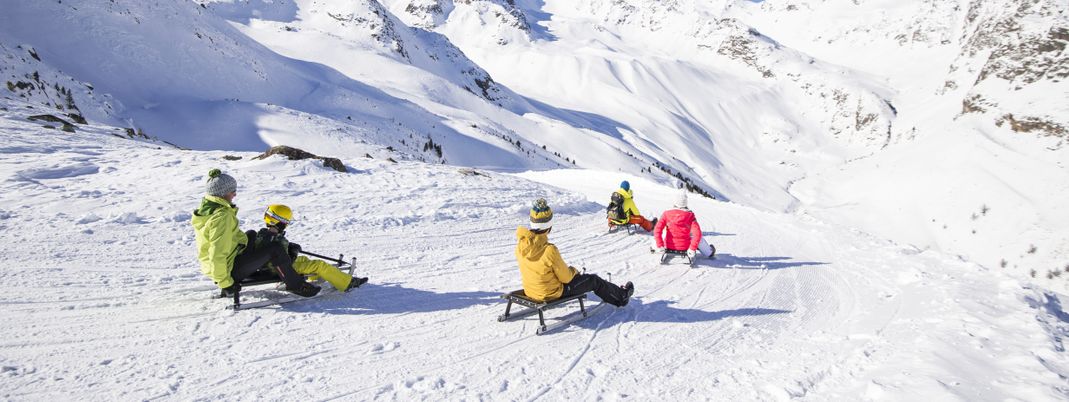 3,3 Kilometer lang ist die sonnige Rodelpiste Lazaun am Schnalstaler Gletscher.