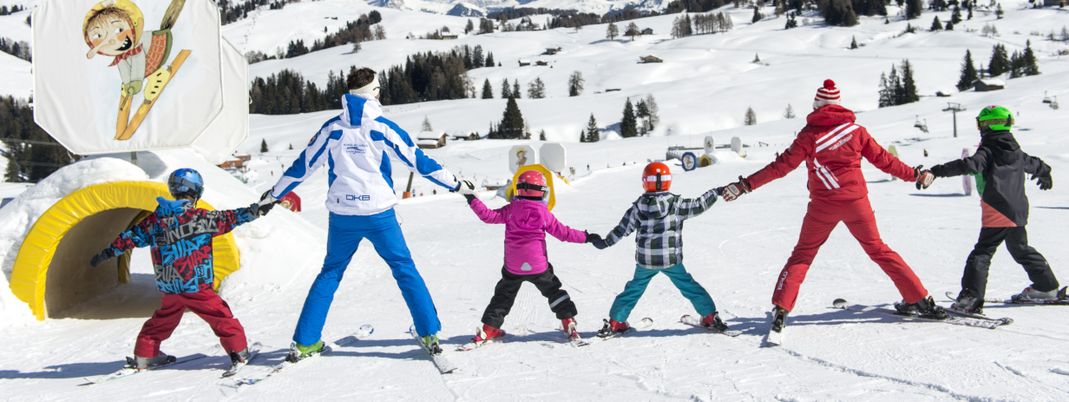 Auf Entdeckungsreise gehen die Kinder mit den Skilehrern auf der Seiser Alm.
