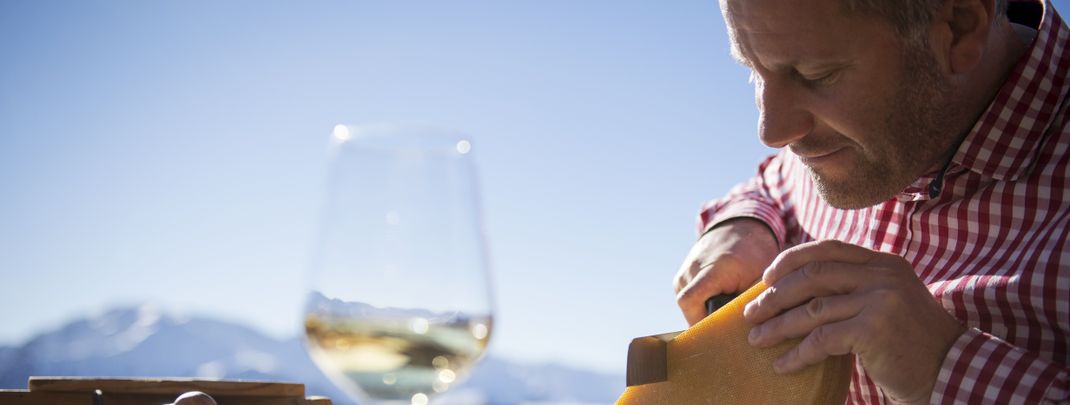 Käse aus der eigenen Käserei und Südtiroler Wein - die Außerschwemmal weiß wie man Genießer glücklich macht.