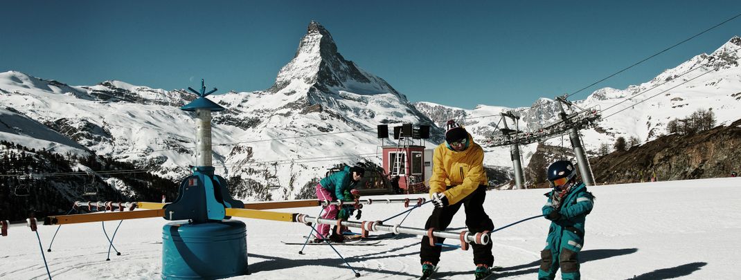 Im Wolli Anfängerpark auf Sunnegga lernen große und kleine Ski-Neulinge die ersten Schwünge auf den Brettern