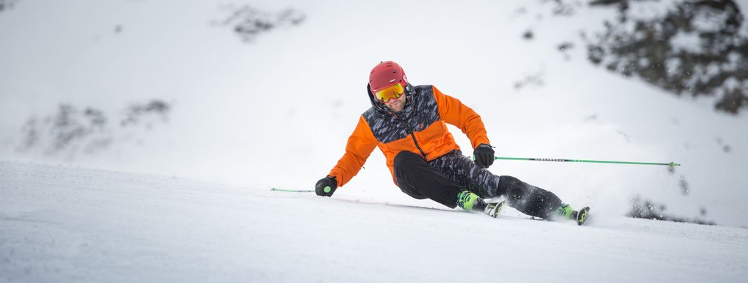 Die richtige Kleidung ist für einen perfekten Skitag entscheidend.