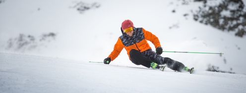 Die richtige Kleidung ist für einen perfekten Skitag entscheidend.