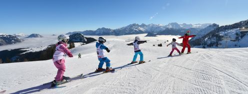 In der Almenwelt Lofer bieten zwei Skischulen Kurse an.