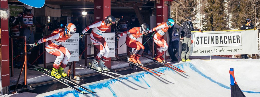 Beim Skicross starten alle Teilnehmer gleichzeitig auf die Strecke.