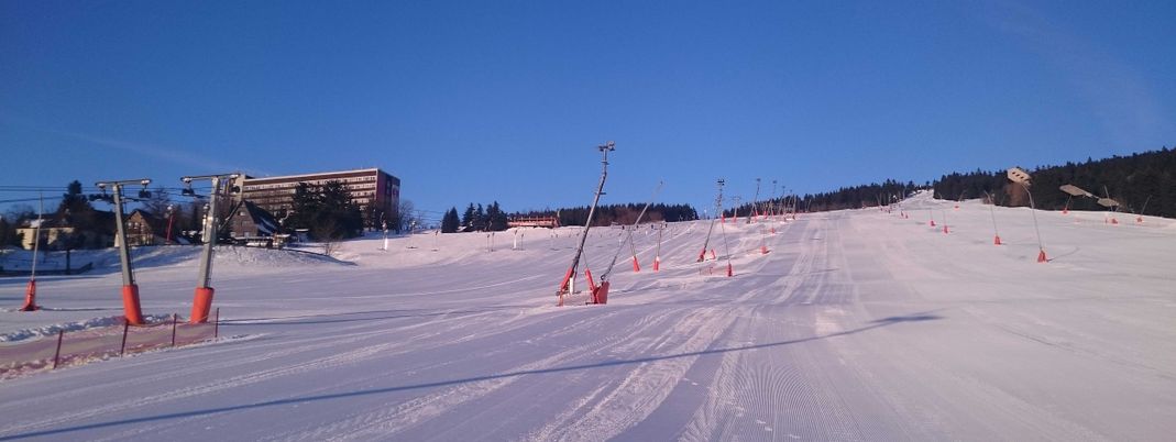 Die leichten Pisten 4 und 8 werden abends beleuchtet