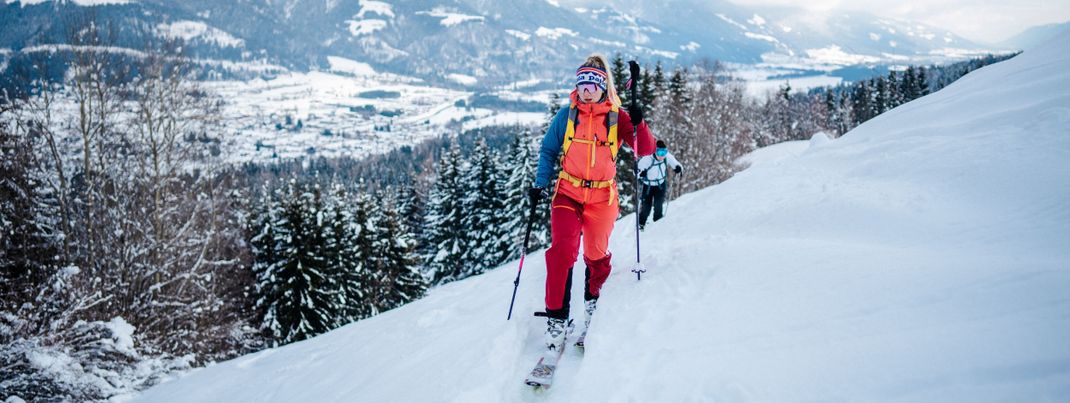 Wenn dir Loipen nicht genug sind, kannst du auch die Skitouren-Strecken erobern.