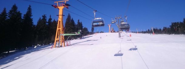 Unterhalb des Sessellifts verlaufen zweieinhalb Kilometer schwarz markierte Pisten