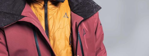 Bevor die Winterjacke eingelagert wird, gilt es einige Dinge zu beachten.