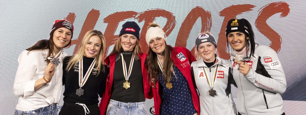 Gold für die USA, Silber für die Schweiz, Bronze für Österreich – die Medaillengewinnerinnen des Team-Kombi-Bewerbs feiern gemeinsam im Home of Snow.