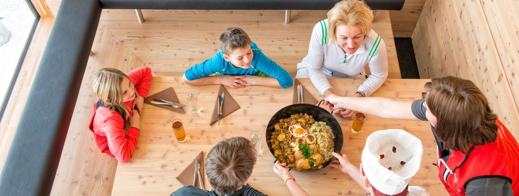 Gemütlich einkehren können Familien unter anderem in der modernen SkiArena.