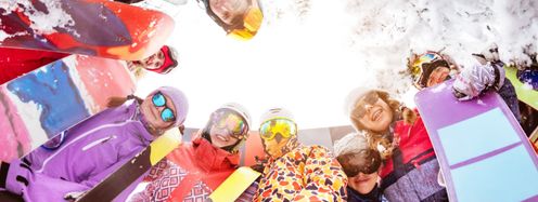 Skifahren als Klassenfahrt stellt eine willkommene Abwechslung zum Schulalltag dar und stärkt den Zusammenhalt.