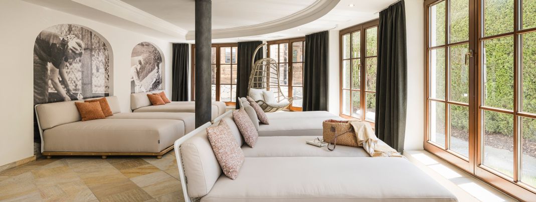 Großzügige Ruheoase mit Wohlfühlambiente – lichtdurchflutet, stilvoll und der perfekte Ort, um nach einem aktiven Wintertag abzuschalten.