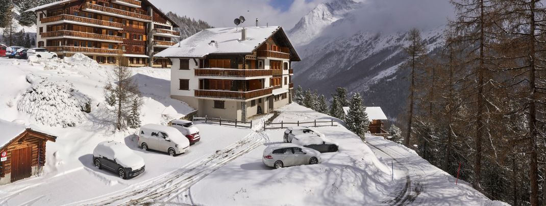 Glatte Parkplätze können im Skiurlaub schnell gefährlich werden. Wir sagen euch, was Betreiber beachten müssen.