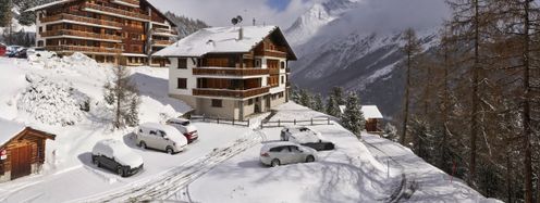 Glatte Parkplätze können im Skiurlaub schnell gefährlich werden. Wir sagen euch, was Betreiber beachten müssen.