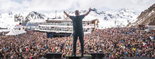 Bei Sonnenschein performte Eros Ramazzotti auf der Open-Air-Bühne mitten im Skigebiet von Ischgl.