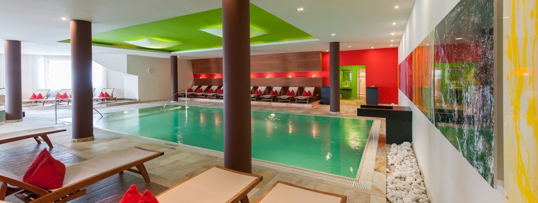 Im Hallenbad des Hotels gibt es einen großen Schwimmpool und einen kleineren Whirlpool.