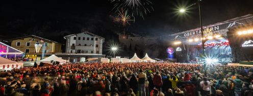 Mehrere Tausend Zuschauer feiern jedes Jahr beim Ski-Opening mitten in Obertauern.