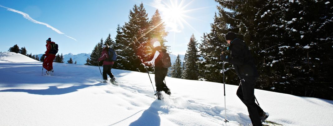 Beim Schneeschuhwandern erkundest du die unberührte Winterwelt.