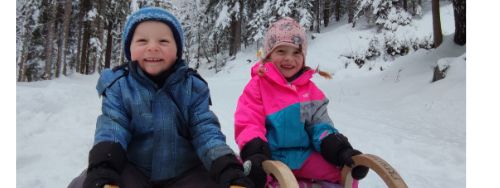 Kinder beim Rodeln