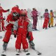 Kinder lernen im Piou-Piou-Club Skifahren.