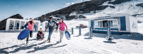 In der Ice Arena können Familien im Juli und August im Schnee spielen.