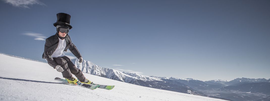 Mit seinem Zylinder ist der Cavaliere auf der Piste nicht zu übersehen.