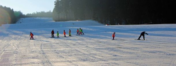 Auf der flachen und breiten Piste zeigen die Skilehrer der Skischule Burbach den Kleinen die ersten Schwünge.