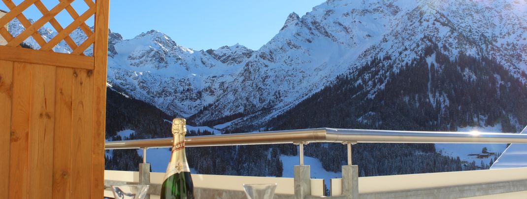 großzüger Balkon/ Terrasse mit herrlichem BergpanoramaSüdseite