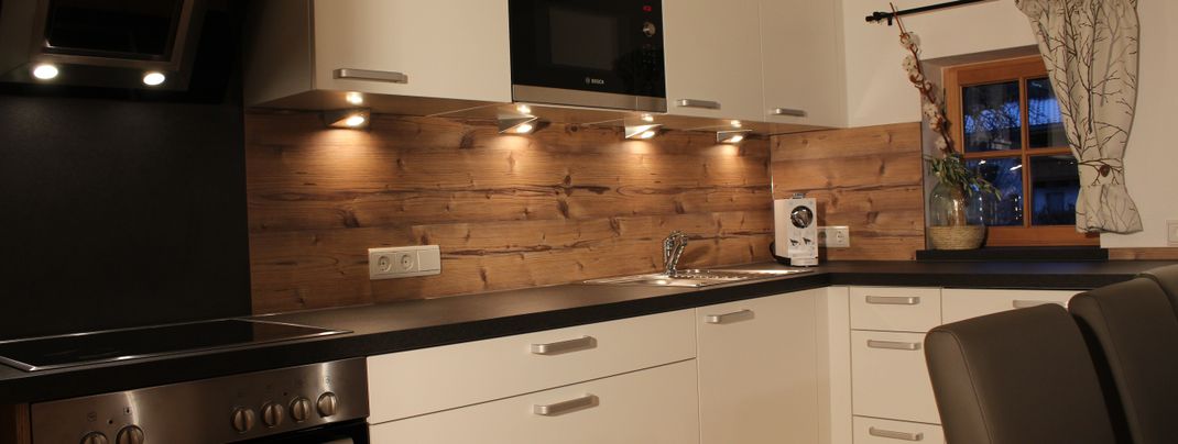 Großzügig eingerichtete Küche mit genügend Sitzmöglichkeiten.